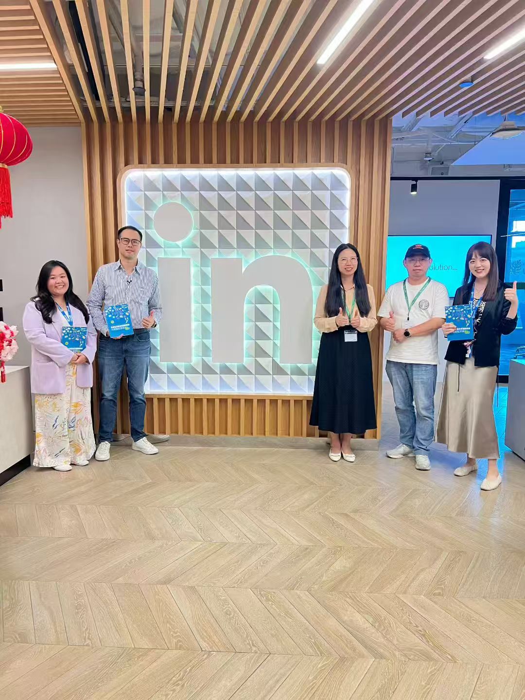 LinkedIn标识前的同事合影 · 乐贸提供原图